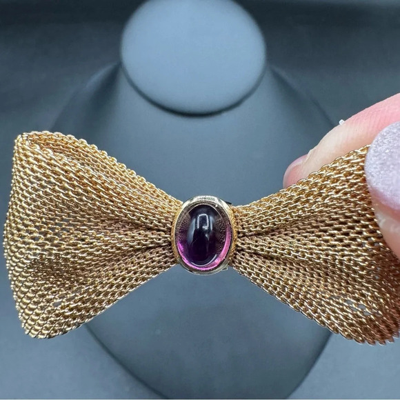 Bow Tie Pin with Purple Lucite Cabochon Jewel in Gold Tone Mesh - Picture 5 of 12